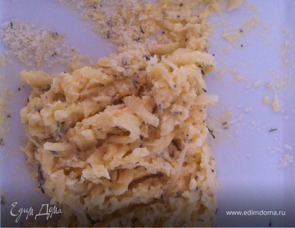 я советую добавлять приправу именно в сыр, а не на сковородку к курице, во время приготовления сыр будет плавиться, и специи нагреются и отдадут все свои ароматы