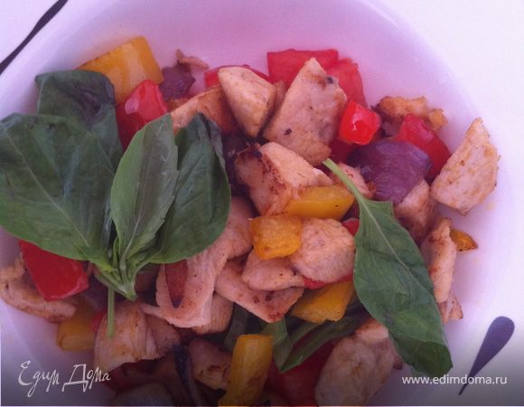 к помидорам с горошком переложите содержимое со сковородки, и, пока курица еще теплая, положите листики базилика
