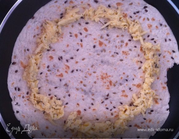 на прогретую сковороду положите блинчик 
и сделайте порожек такой, как на фотографии.
не добавляйте масло! блинчик должен высохнуть и стать хрустящим