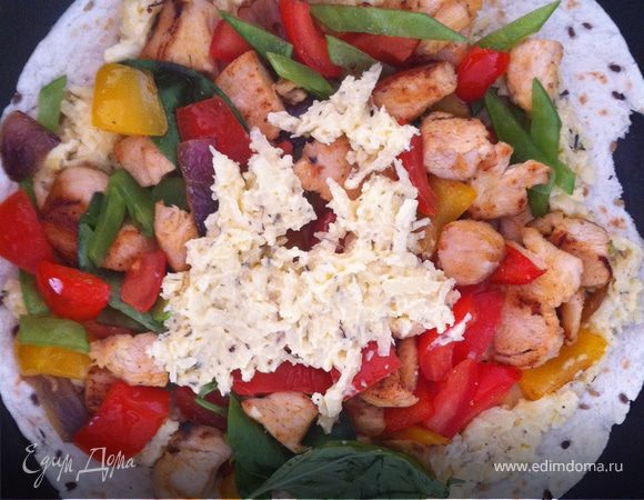 затем когда вы заметите, что сыр начинает таить, выкладывайте начинку. в середину нее положите сыр со специями