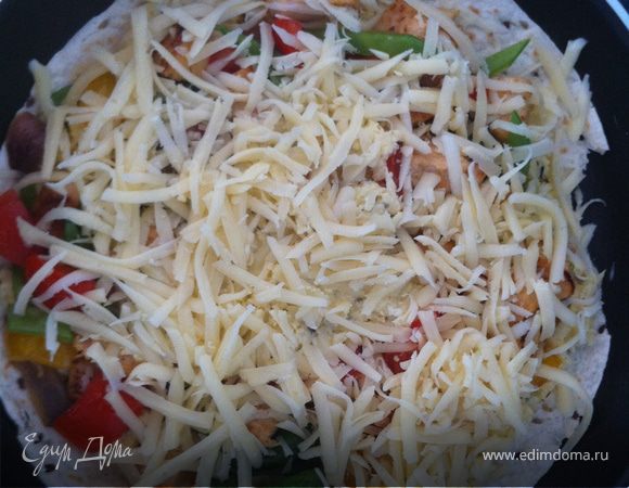 натрите сыр сверху, он сыграет роль клея для второго блинчика