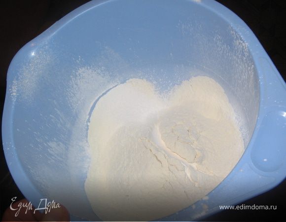 В миску просеять муку, разрыхлитель ,  крахмал