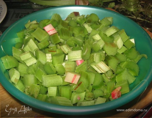 Ревень помыть, очистить от верхней тоненькой шкурки и нарезать кусочками