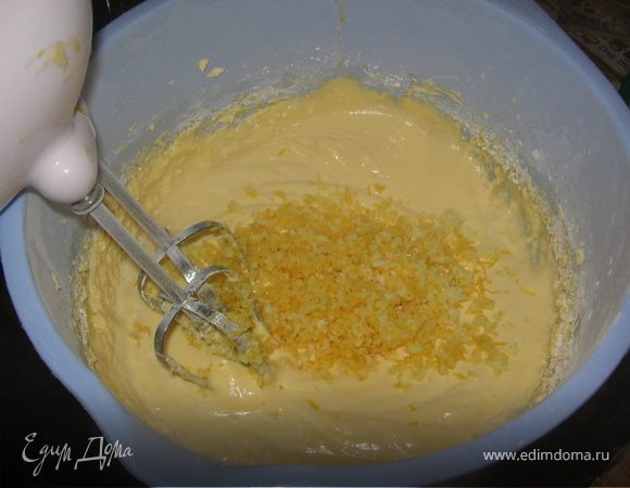 Мягкое масло взбить с ванильным сахаром, сахаром и щепоткой соли.
Затем добавить 2 яйца и желтки, взбивать 5 минут.
Аккуратно по ст. ложке добавлять мучную смесь.
Продолжая взбивать добавить 2 ст. ложки теплой воды.
Добавить цедру лимона и взбивать минуты 3.