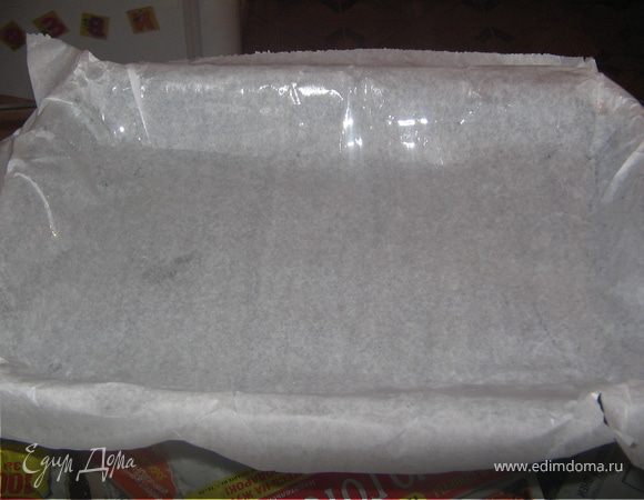 Форму застелить пергаментом, смазать хорошо маслом , и бортики тоже.
Духовка - 160 градусов