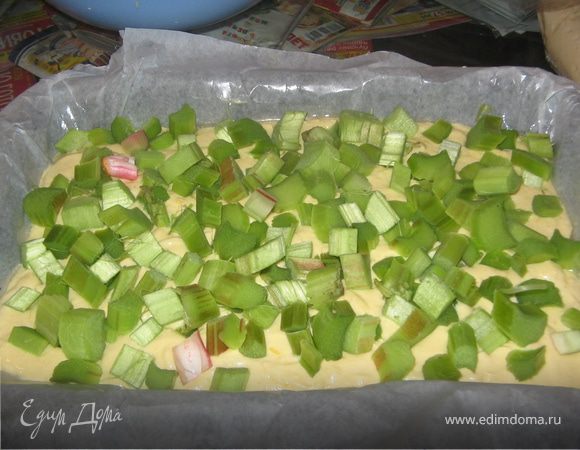 Распределить тесто по форме, сверху выложить ревень и в духовку на 25 минут.