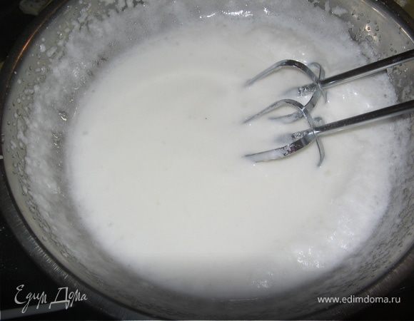 Теперь безе:
Охлажденные слегка белки с щепоткой соли и сахарной пудрой взбивать минут 5 , затем добавить сок лимона и продолжать взбивать на самой высокой скорости до образования густой массы.