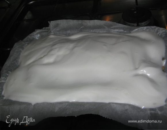 По истечении 25 минут быстро-быстро достать пирог, нанести ложкой безе  и оправить обратно в духовку на 25 минут.
Потом, после выключения пусть постоит в духовке еще минут 15.