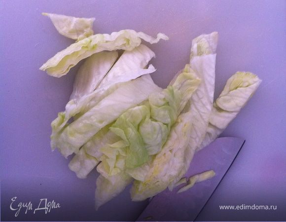 салат лучше всего порезать большими кусками, а на него положить большую ложку сметаны. красный соус выше очень острый и сметана с салатом как никогда будут кстати ;)