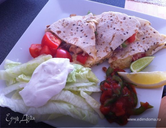 подаем с лимончиком и лаймом... 
спасибо :)