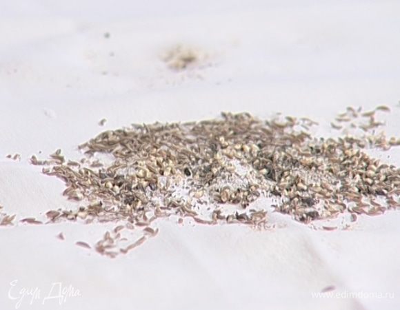 Тмин, соль и перец растереть в ступке.