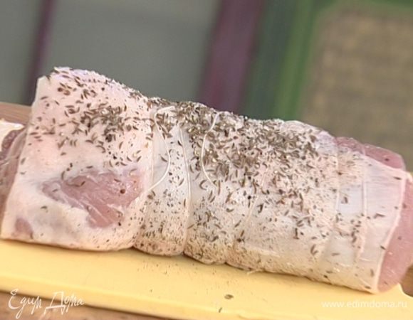 Обвалять свинину в этой смеси, свернуть так, чтобы получился рулет, и перевязать в нескольких местах ниткой.