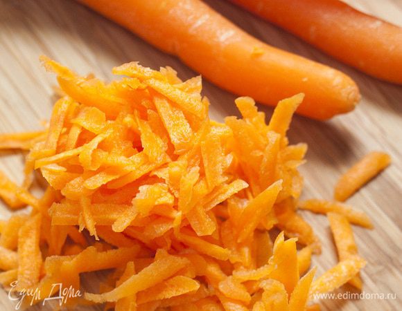 Морковь почистить и натереть на крупной терке.