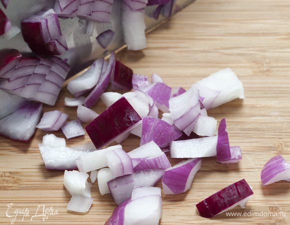 Лук тоже почистить и мелко порезать.