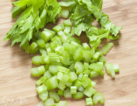 Стебли и листья сельдерея порубить отдельно.