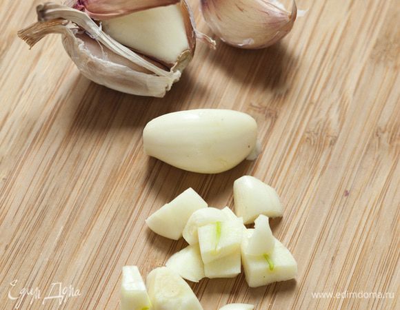 Чеснок почистить и крупно нарезать.