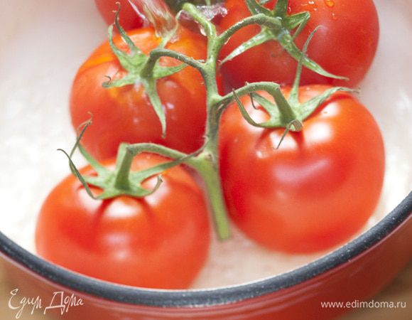 Помидоры ошпарить, снять с них кожицу и мелко порубить.