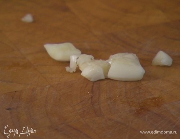 Чеснок почистить и мелко порубить.
