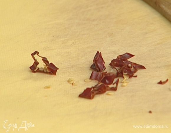 Сухой перец чили измельчить.