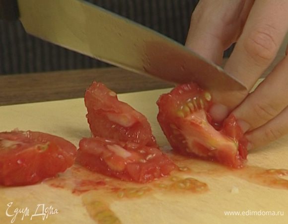 Помидоры обдать кипятком, снять с них кожицу и нарезать кубиками.