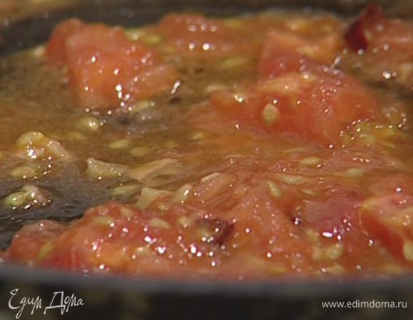 Добавить помидоры и потушить еще несколько минут.