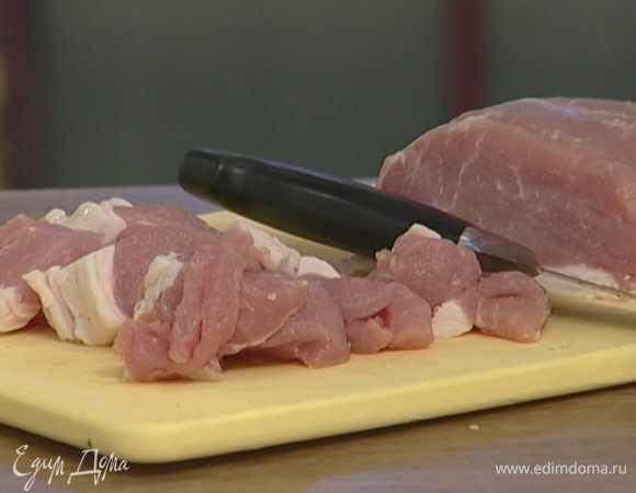 Свинину вымыть, просушить и тонко нарезать.