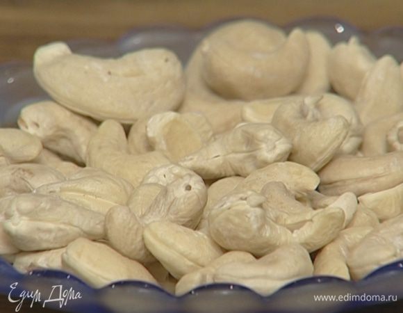 Орехи измельчить в ступке.