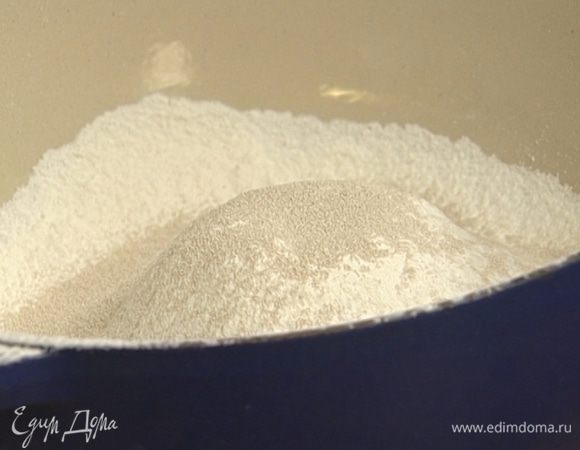 Муку просеять через сито, добавить дрожжи, щепотку соли, сахар, перемешать.