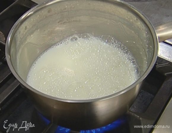 Молоко подогреть, влить вместе с минеральной водой в муку и вымешать тесто.