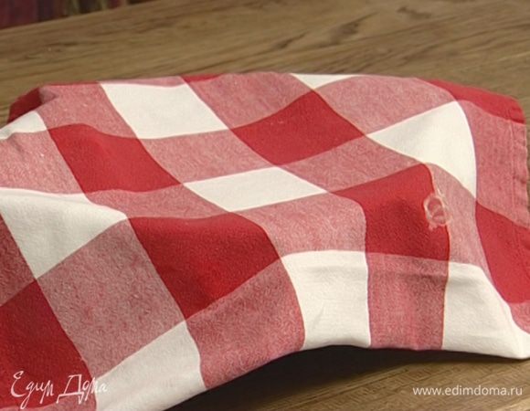 Накрыть посуду с тестом полотенцем и поставить на 2 часа в теплое место.