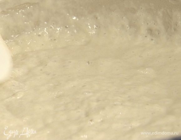 Соду погасить небольшим количеством лимонного сока, добавить в тесто, перемешать и дать постоять 10 минут.