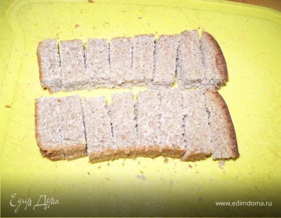 Нарезаем хлеб брусочками