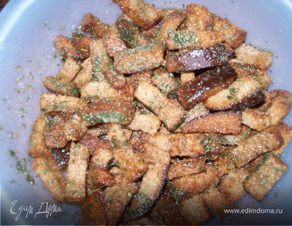 После того как сухарики подсушились их остудить добавить масло перец и чеснок