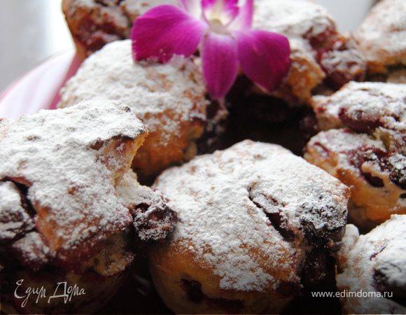 Выпекайте 25 минут. Дайте немного остыть, извлеките из формы. Подавайте теплыми, на следующий день они начинают черстветь.