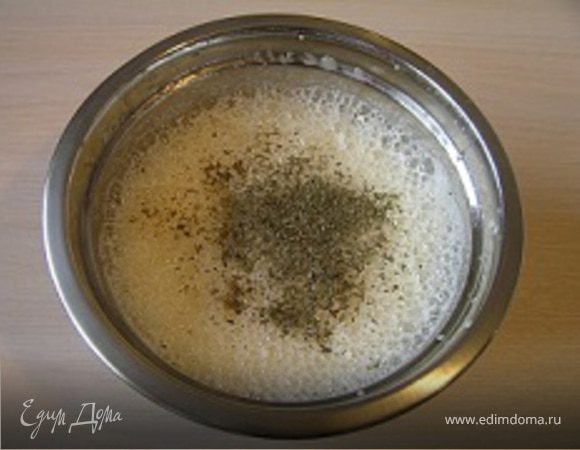 Сыр нарезать небольшими кубиками, разложить на дно формы для запекания (форму смазать маслом).
Взбить яйца до пены, добавить сливки, еще немного взбить и всыпать соль, перец и базилик. 