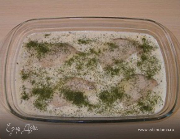 Сыр аккуратно залить яичной смесью, сверху разложить ломтики свинины, посыпать укропом. Выпекать при 190*С 15-20 минут.