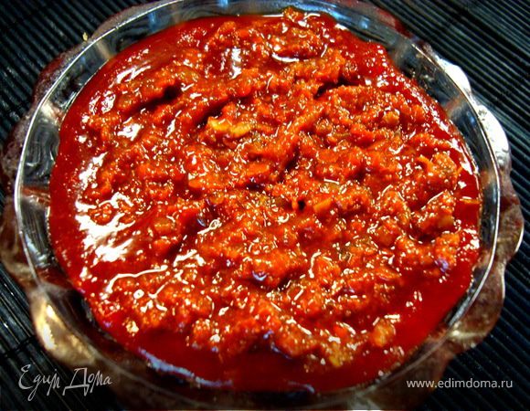 Небольшое отступление… Если кто-то не сделал перечную пасту по моему рецепту http://www.edimdoma.ru/recipes/22214, но хочет приготовить кимчи, не расстраивайтесь, а сделайте пасту прямо во время приготовления капусты. За то время, что кимчи засаливается, паста уже будет готова. Для этого возьмите 2 ч. л. с горкой красного жгучего перца, добавьте 0,5 ч. л. соли и залейте крутым кипятком так, чтобы получилась масса консистенции густоты сметаны. Дайте ей остыть. Затем выдавите туда через чеснокодавку головку чеснока, накройте крышкой и дайте постоять то время, пока засаливается кимчи. Если паста останется, то затяните ее пленкой и поставьте в холодильник.