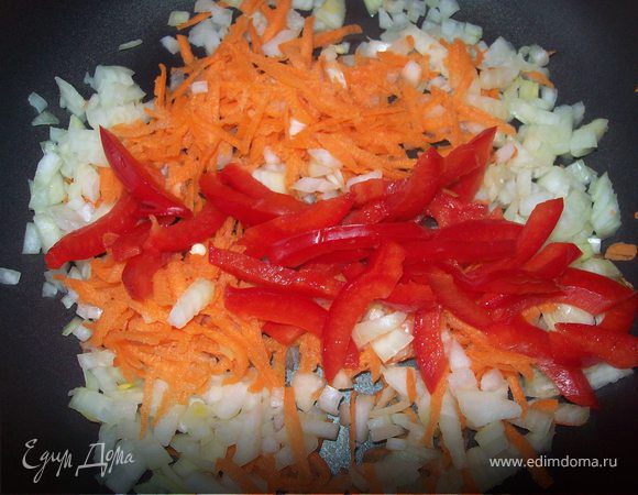 Нарезать лук кубиком, морковь натереть на крупной терке, перец нарезать тонкими полосками и обжарить в масле. 