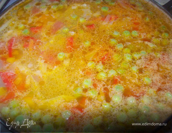 Добавить обжаренные овощи в кострюлю вместе с курицей. Курицу пердварительно отделить от костей и кожи. я ее обычно просто рву по волокнам. Посолите. и варите еще 10 минут. за 5 минут до готовности добавьте лаврушку и перец горошком.