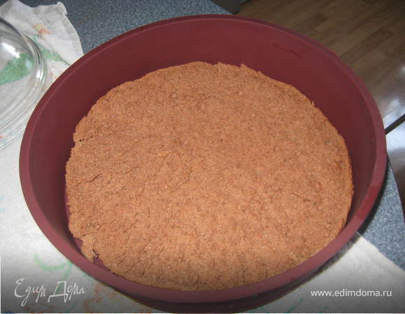 Бисквит полностью остужаем и разрезаем на 2 коржа.Один из коржей кладем в разьемную,или силиконовую форму.