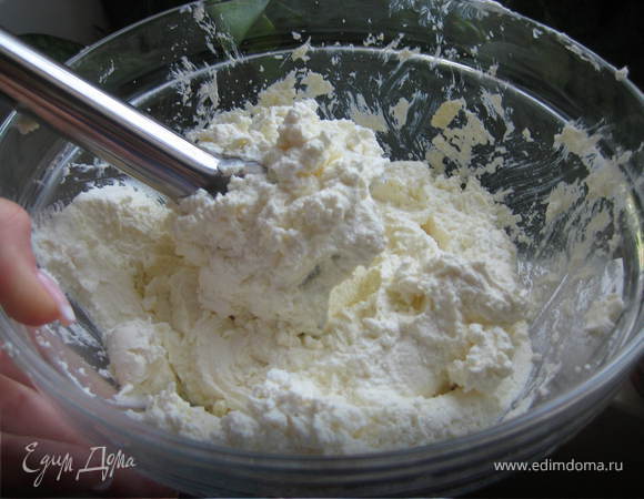 Творог взбиваем блендером до пышноти.