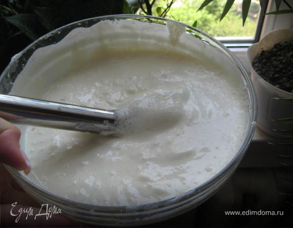 Добавляем сметану и сахар и на медленной скорости опять же блендером взбиваем до однородности.