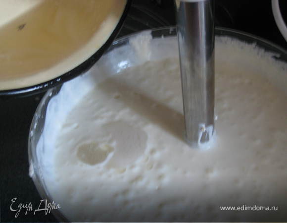 Тонкой струйкой вливаем желатиновую смесь в крем,продолжая взбивать.