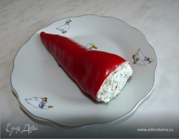 Стручок сладкого перца вымыть, вырезать плодоножку, очистить от семян и промыть. Брынзу растереть, добавить укроп, нафаршировать ею стручок перца.