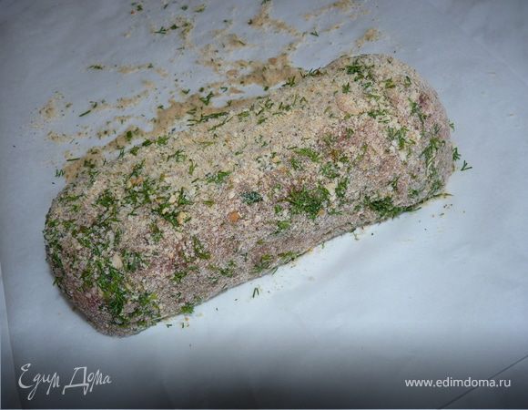 Прованские травы смешать с сухарями и посыпать смесью бумагу для выпекания, оставив свободный край шириной 5см. Рулет переложить на посыпанную пряной смесью бумагу для выпекания и завернуть. Края бумаги для выпекания подвернуть и обвязать рулет кулинарной нитью. Положить рулет на противень и запекать в духовке 1час при180гр.