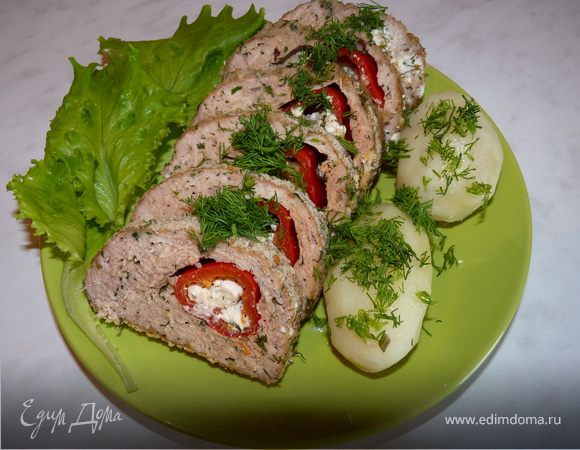 Готовый рулет нарезать порционными кусками. На гарнир можно подать отварной молодой картофель.