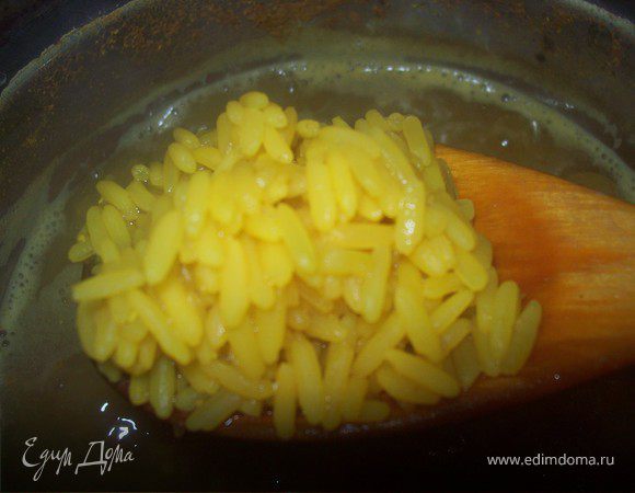 Сварите рис с карри, слейте  воду.