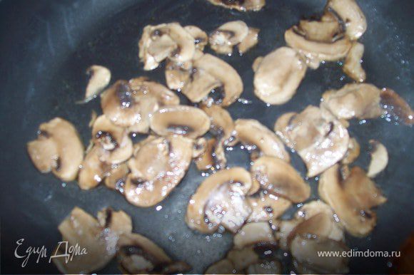 обжарьте на масле грибы, затем добавьте к ним перец и жарьте еще 5 мину, затем добавьте рис и обжаривайте еще 2-3 минуты. соль по вкусу.