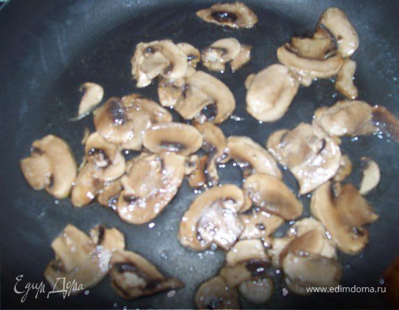 обжарьте на масле грибы, затем добавьте к ним перец и жарьте еще 5 мину, затем добавьте рис и обжаривайте еще 2-3 минуты. соль по вкусу.