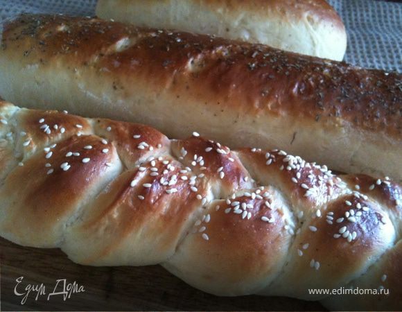 Приготовим тесто и испечем багеты как в рецепте http://www.edimdoma.ru/recipes/19678. Багеты получаются очень мягкими и вкусными. Для бутербродов с паштетом я в багеты добавляла свои любимые сушеные травки: орегано, базилик, укроп.